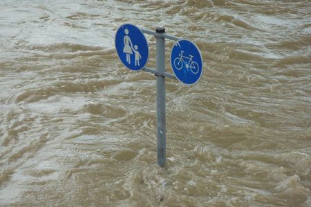 Überschwemmung - alles überflutet - nur noch Schilder zusehen